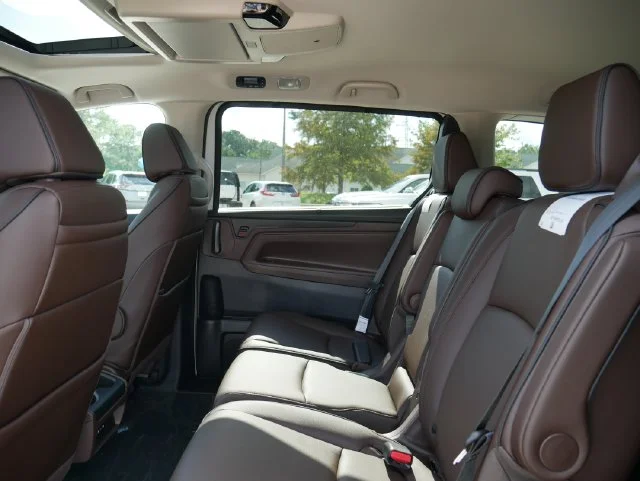 New 2027 Platinum White Pearl Honda Touring image 21