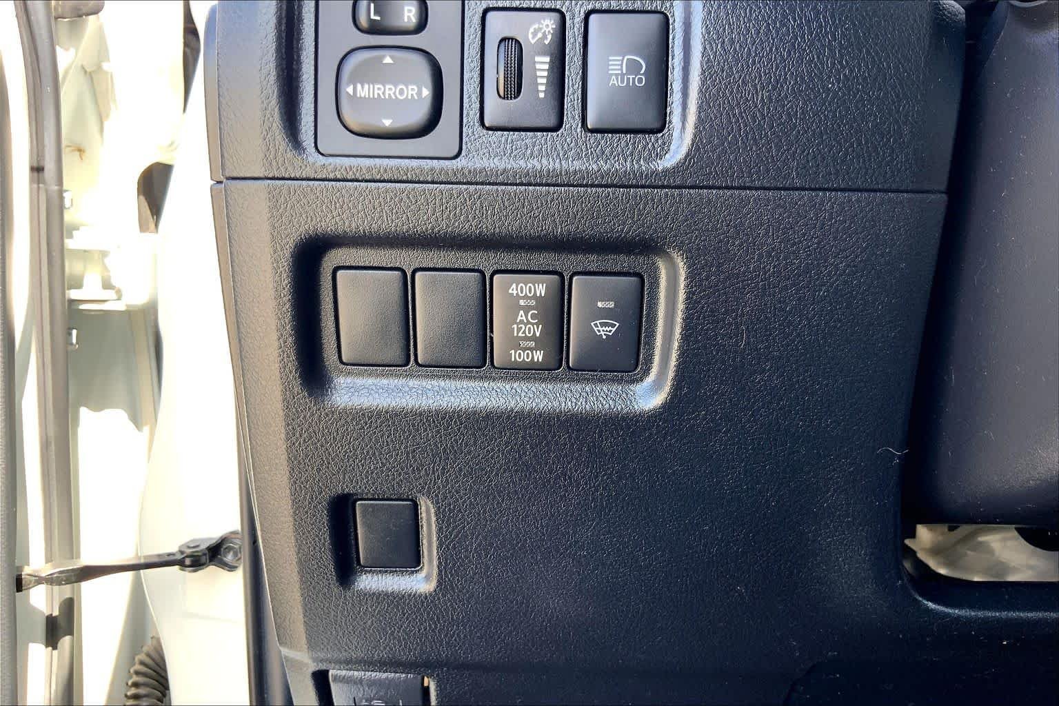 Used 2022 White Toyota SR5 image 33