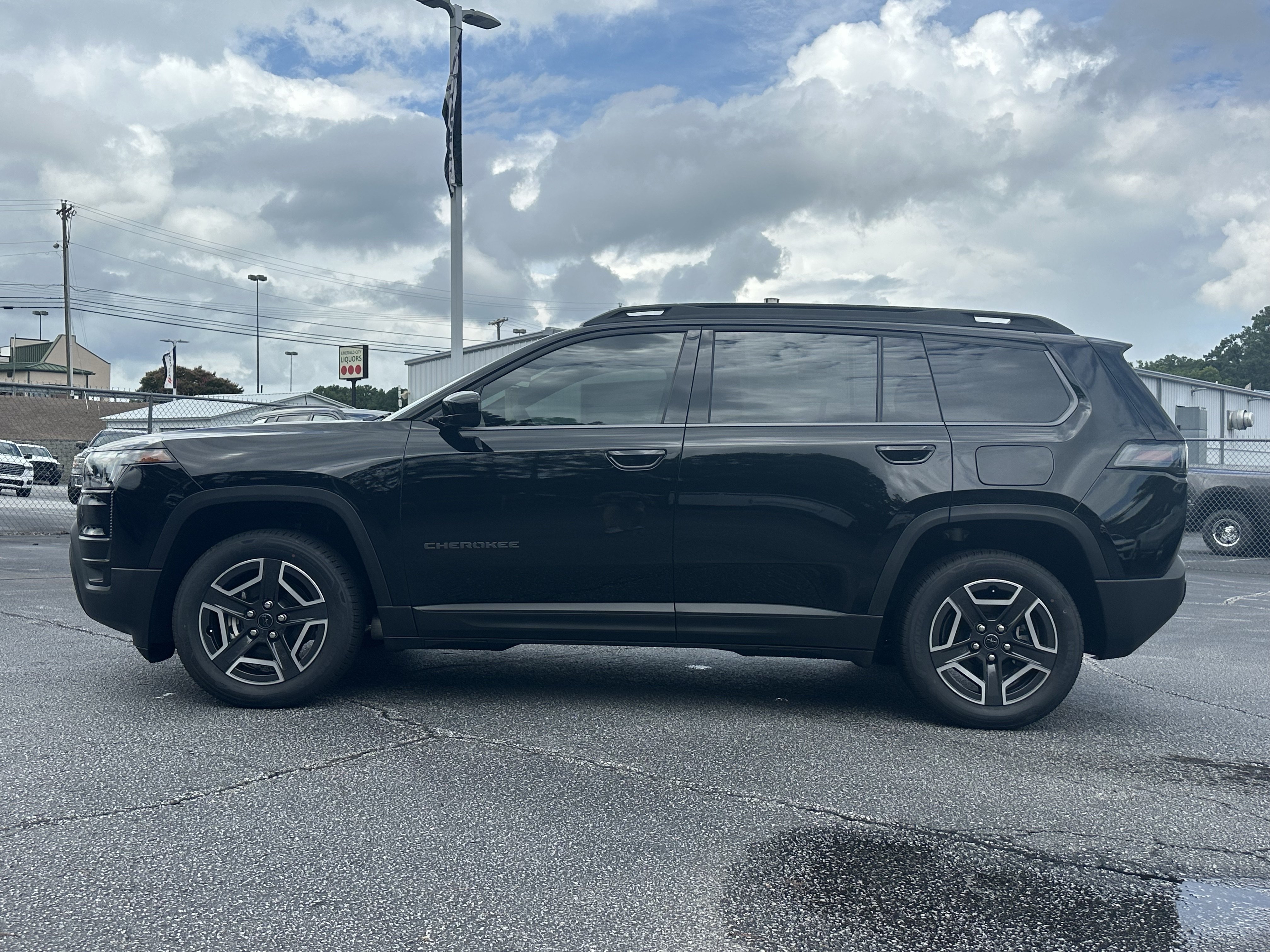 New 2026 Diamond Black Crystal Pearlcoat Jeep Laredo image 5