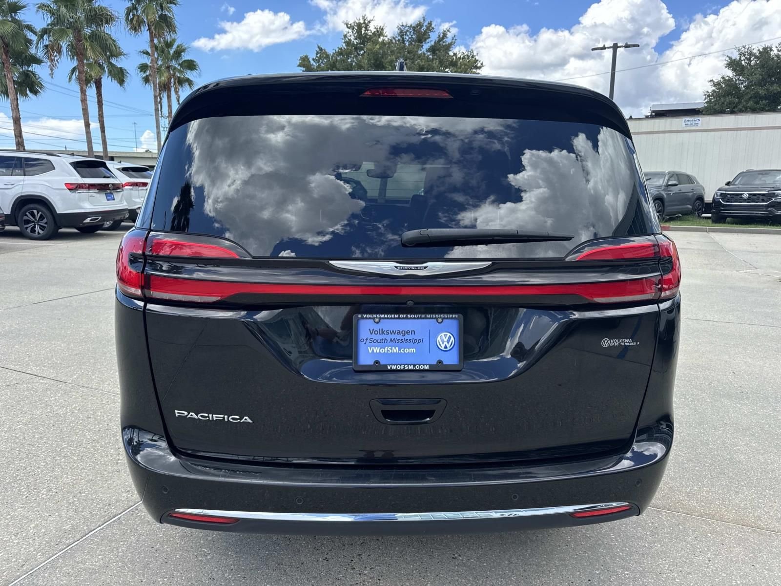 Used 2024 Black Chrysler Touring L image 6