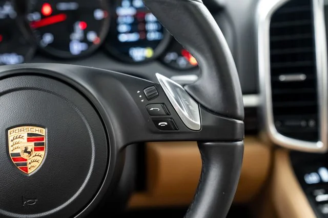Used 2014  Porsche Diesel Platinum Edition image 21