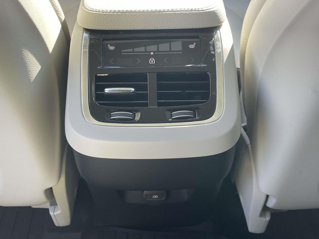 Used 2022 Black Volvo T6 Momentum image 12