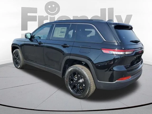 New 2026 Diamond Black Crystal Pearl-Coat Exterior Paint Jeep Altitude image 3