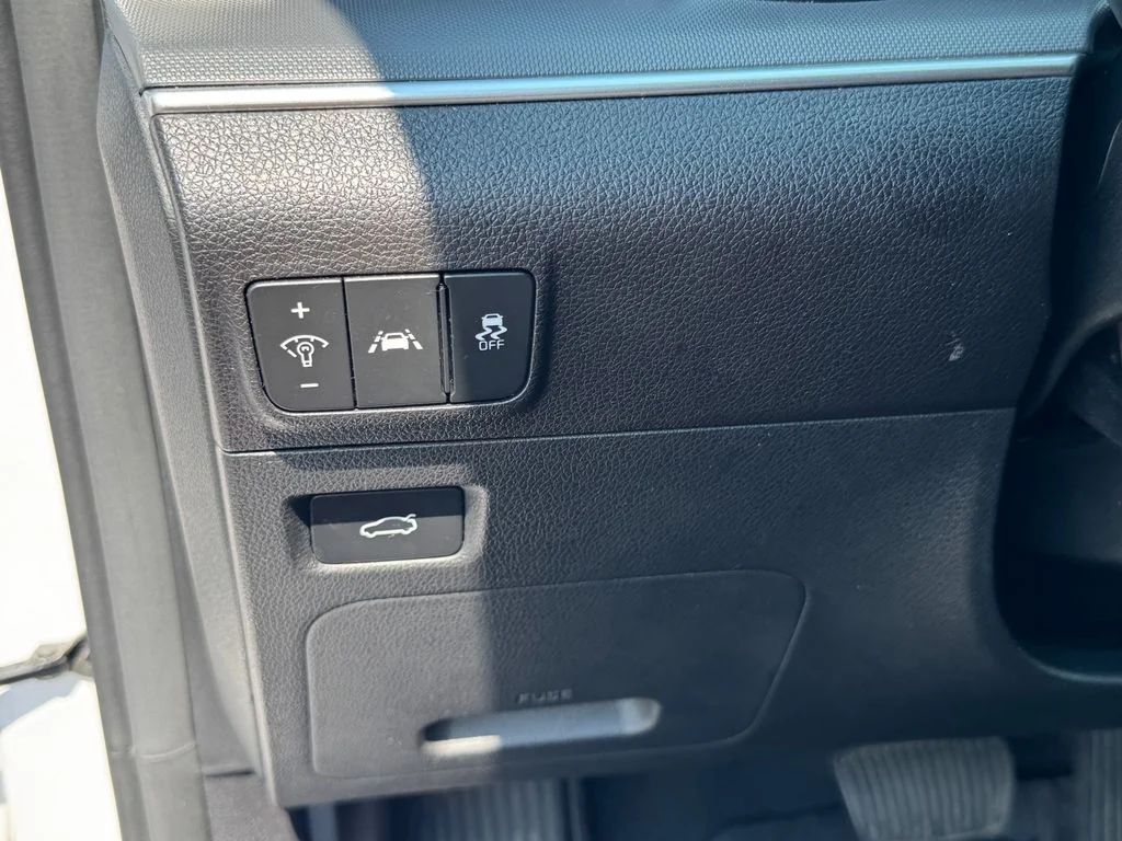 Used 2024 White Kia GT-Line image 22