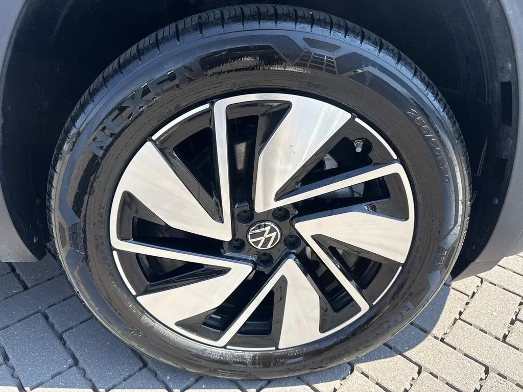 Used 2025  Volkswagen 2.0T SE w/Technology image 9