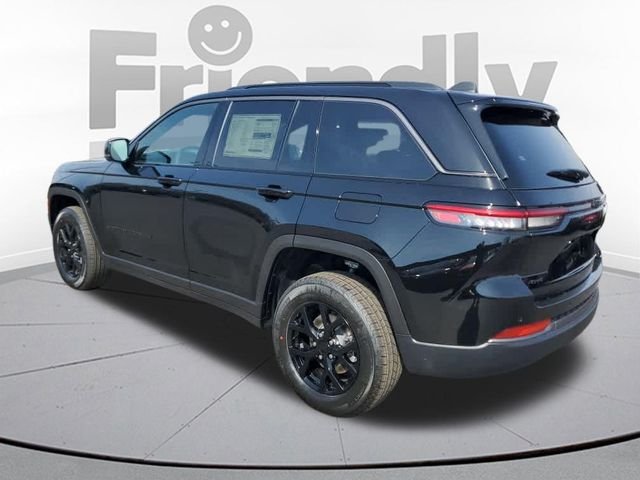 New 2026 Diamond Black Crystal Pearl-Coat Exterior Paint Jeep Altitude image 3