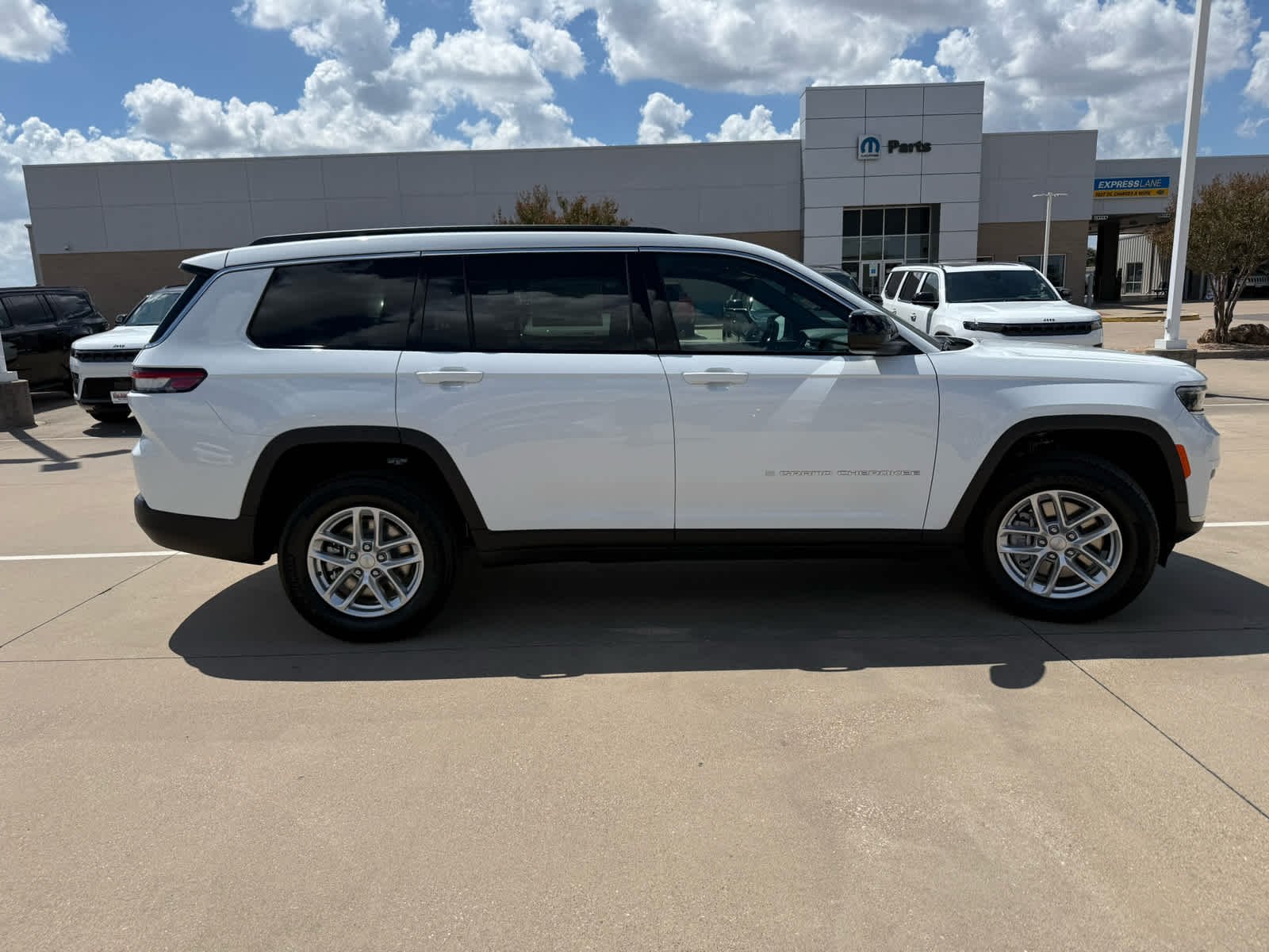 New 2026 Bright White Clear-Coat Exterior Paint Jeep Laredo X image 5