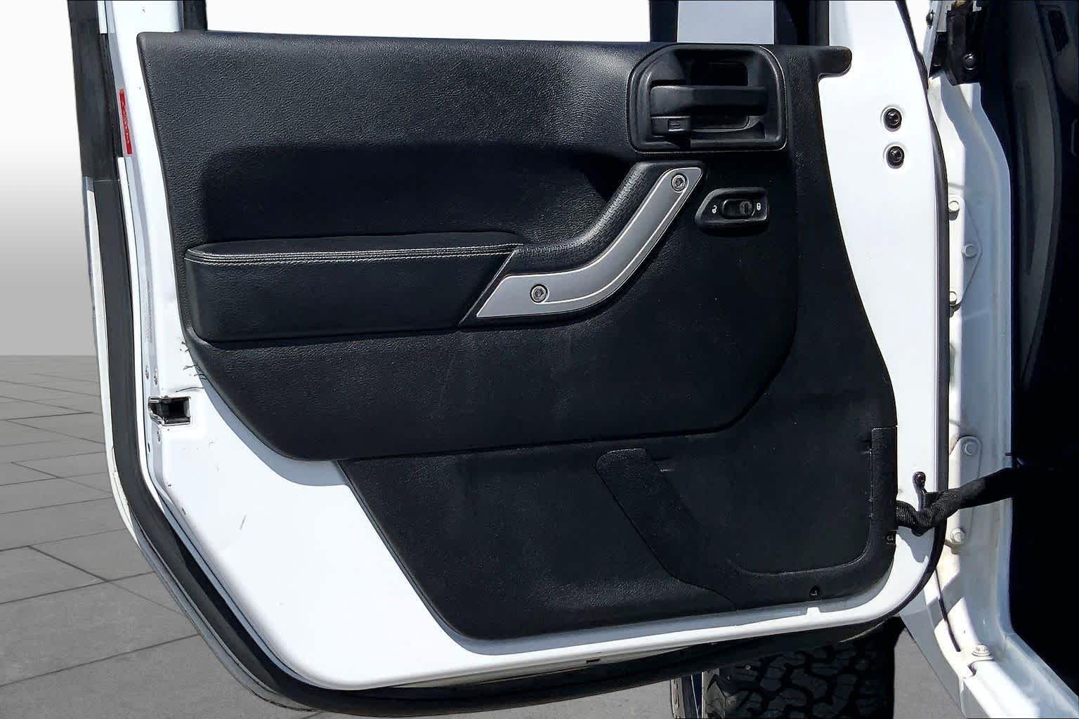 Used 2014 Bright White Clearcoat Jeep Rubicon X image 21