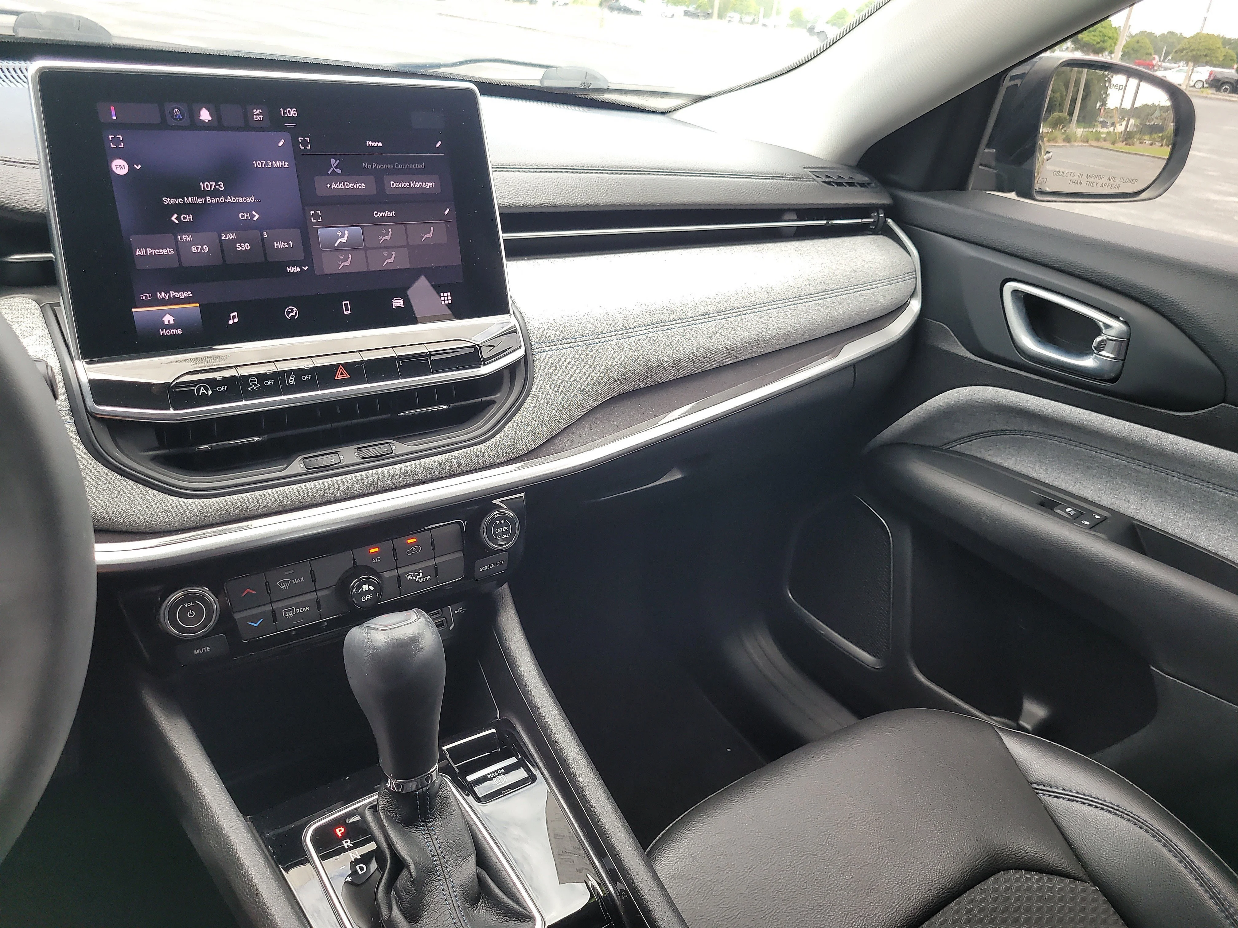 Used 2022 Diamond Black Crystal Pearlcoat Jeep Latitude image 21