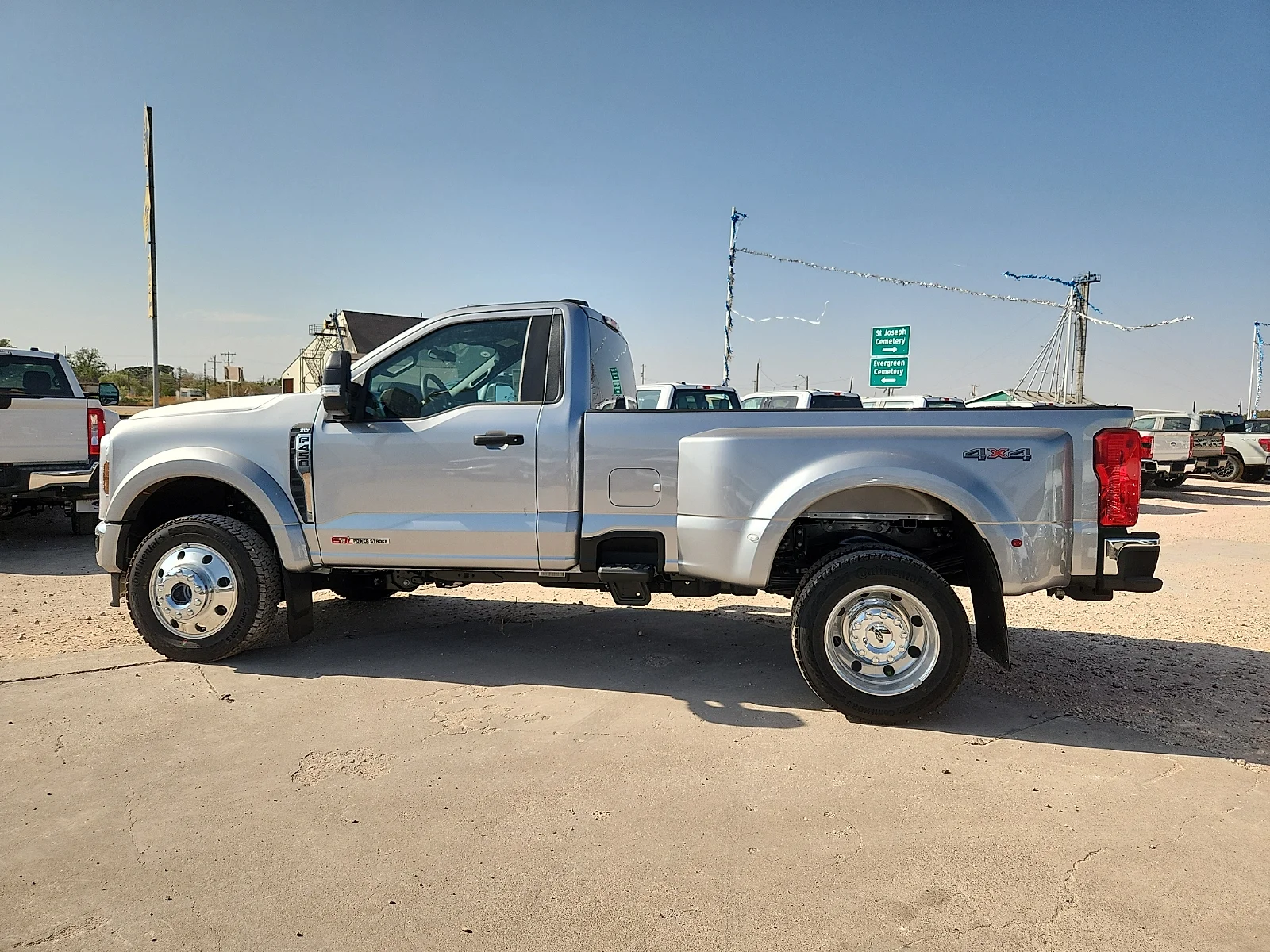 New 2027 Iconic Silver Metallic Ford XLT image 4