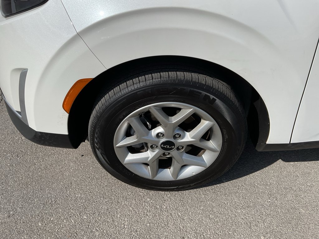Used 2025 Whi Kia LX image 4