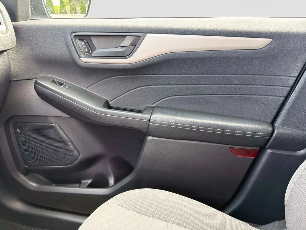 Used 2022 Agate Black Metallic Ford SE image 21