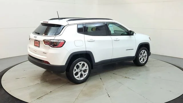 New 2026 Bright White Clear-Coat Exterior Paint Jeep Latitude image 10