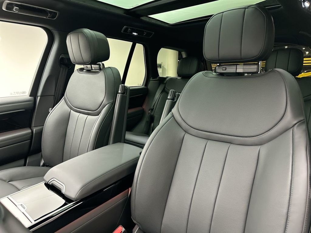 New 2026 Santorini Black Metallic Land Rover SE image 18