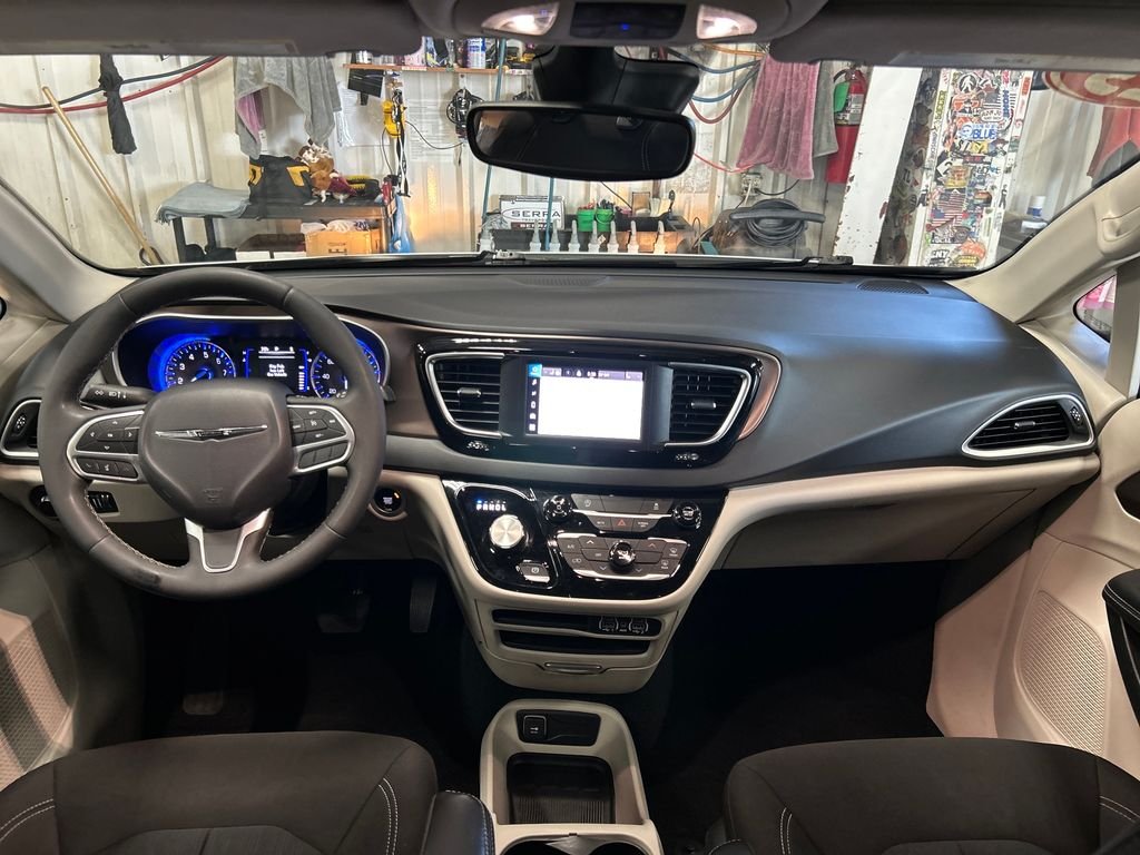Used 2023 White Chrysler LX image 18