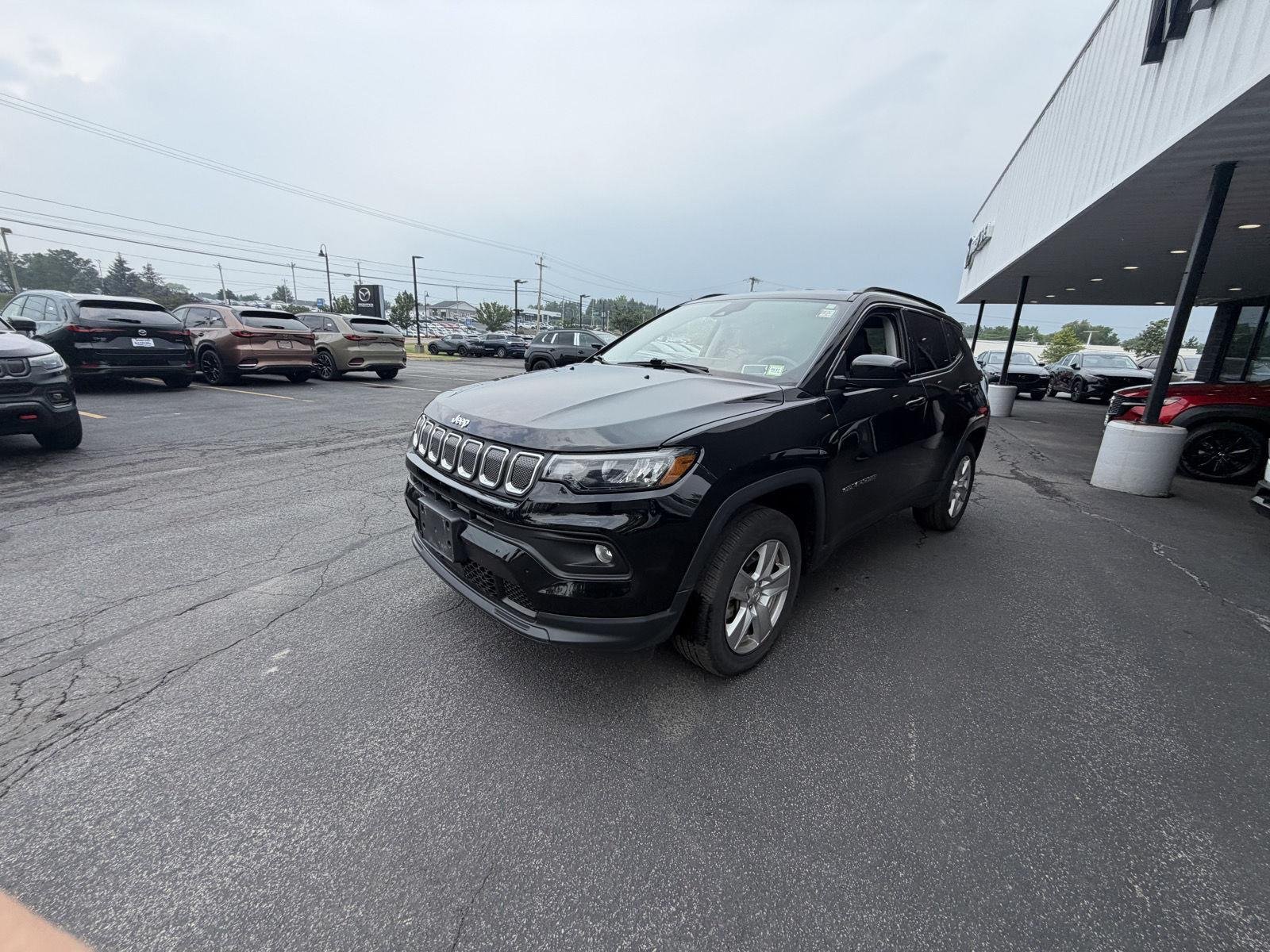 Used 2022 Diamond Black Crystal Pearlcoat Jeep Latitude image 3