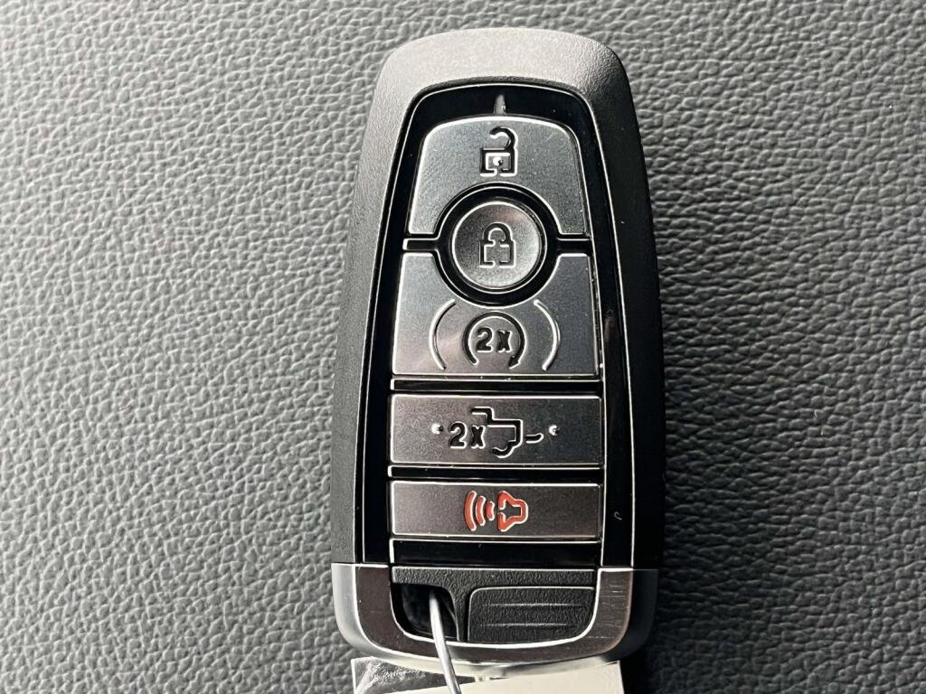 New 2026 Agate Black Metallic Ford XLT image 4
