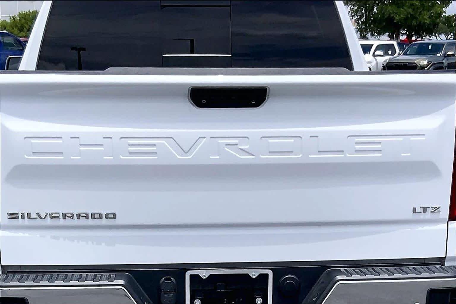 Used 2022 Summit White Chevrolet LTZ image 31