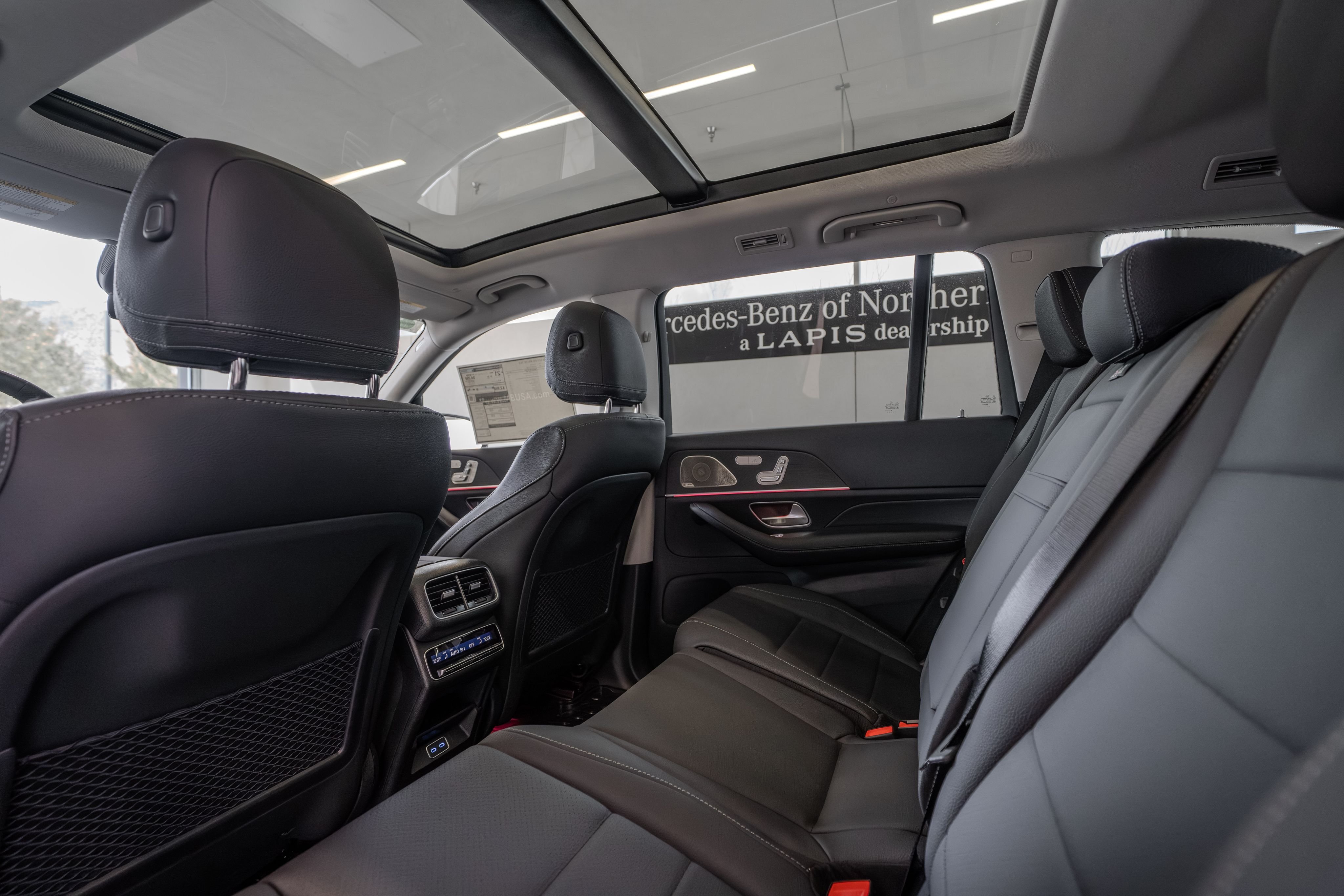 New 2026 MANUFAKTUR Moonlight White Metallic Mercedes-Benz GLS 450 image 26