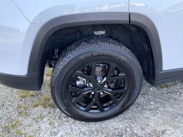 Used 2025 White Jeep Altitude image 42