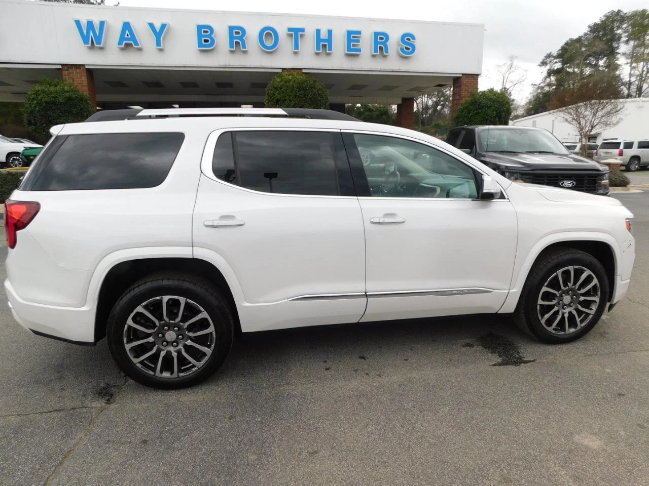 Used 2022 White GMC FWD 4DR DENALI image 1