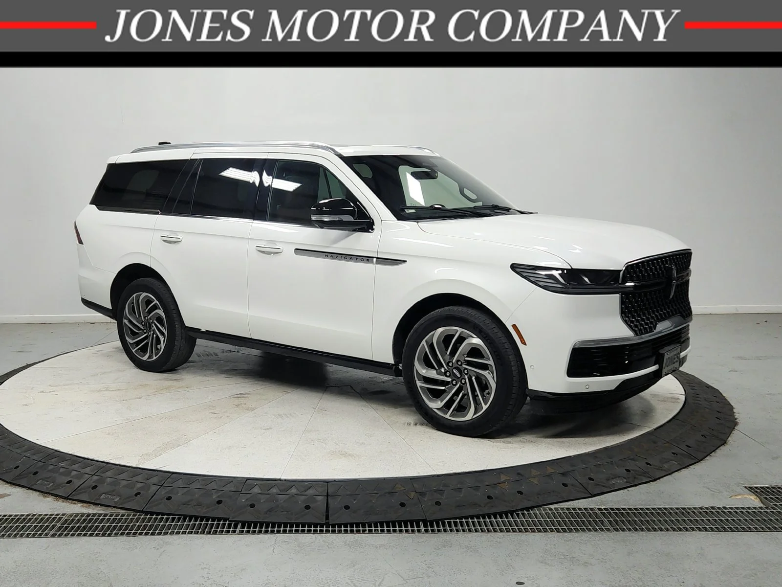 Used 2025 White Lincoln Reserve image 1