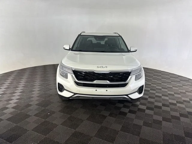 Used 2023 White Kia S image 2