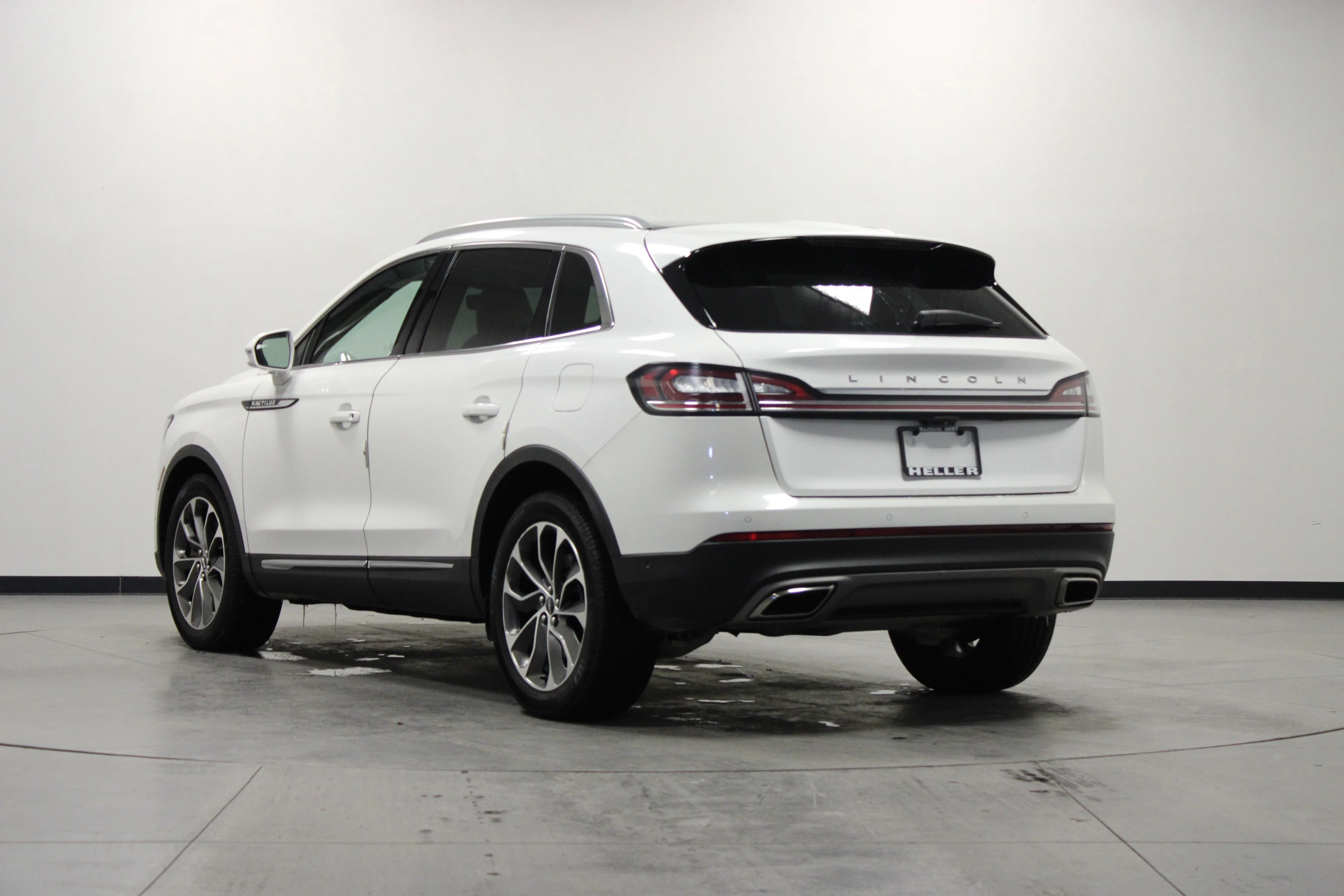 Used 2021 Pristine White Lincoln Reserve image 6