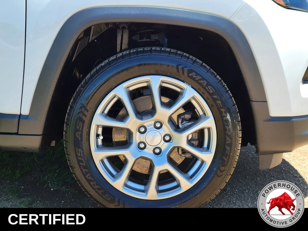 Used 2023 White Jeep Latitude Lux image 12