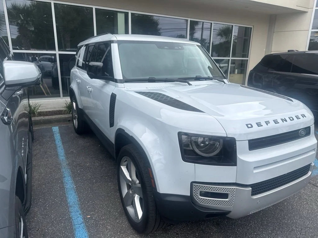 Used 2023 Yulong White Metallic Land Rover SE image 4