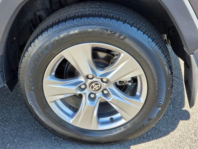 2024 Toyota RAV4 XLE - Photo 15