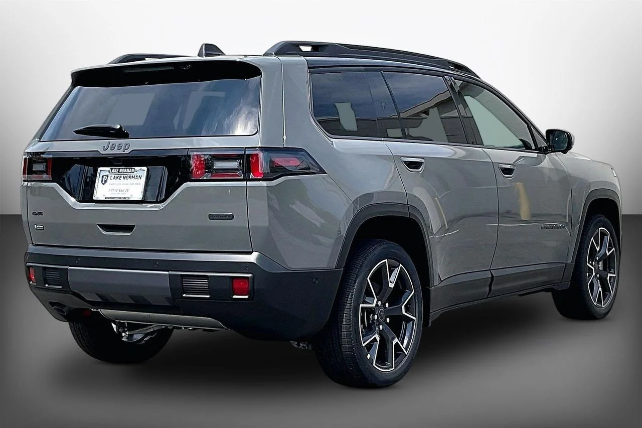 New 2026 Sting-Gray Clear-Coat Exterior Paint Jeep Overland image 8