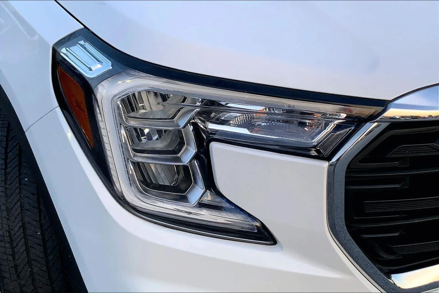 Used 2024 Summit White GMC SLE image 24
