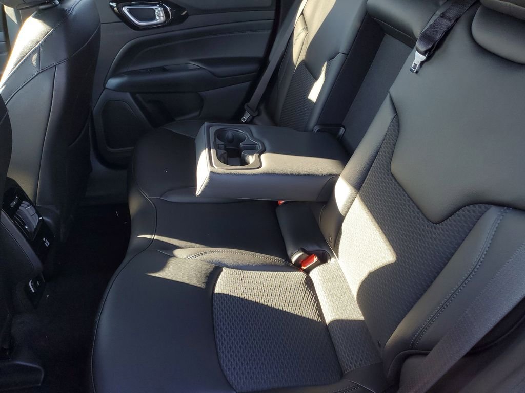 New 2026 Red Hot Pearl-Coat Exterior Paint Jeep Latitude image 9