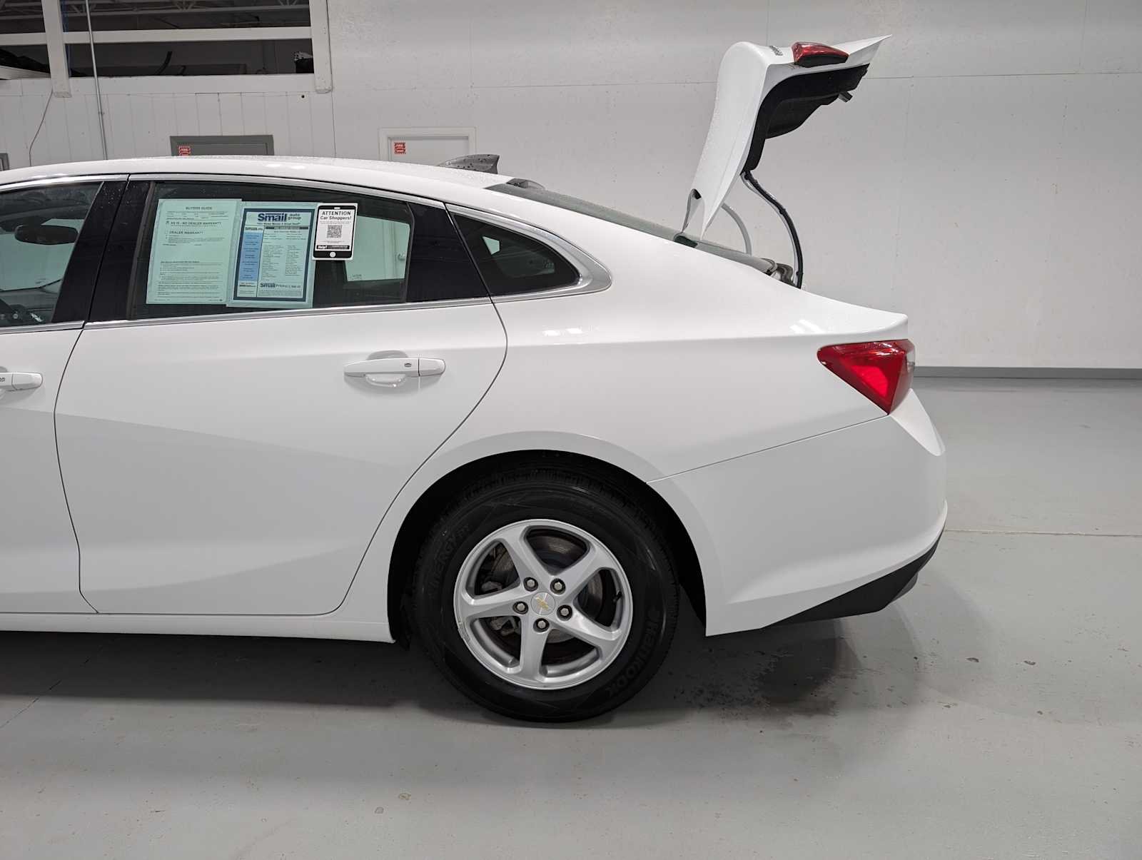 Used 2018 Summit White Chevrolet LS image 9