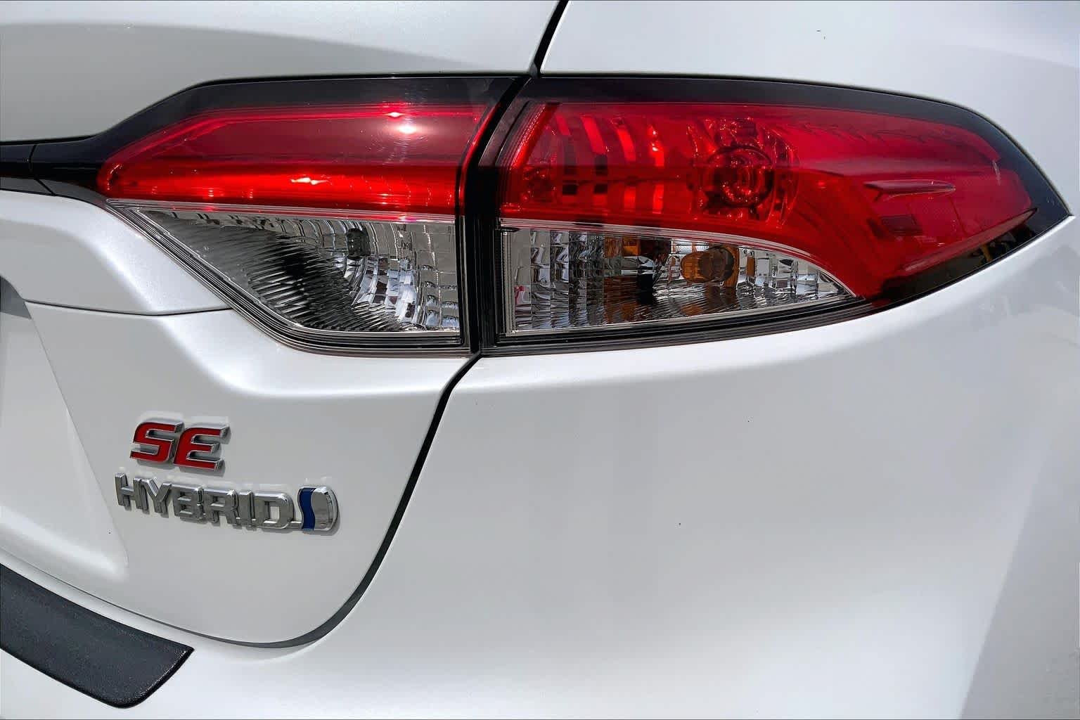 Used 2024 Wind Chill Pearl Toyota Hybrid SE image 30