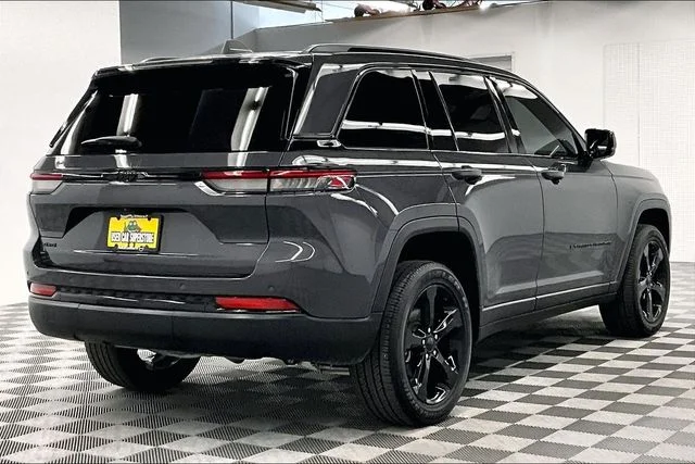 Used 2024 Baltic Gray Metallic Clearcoat Jeep Altitude X image 13