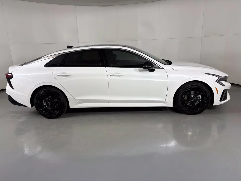 New 2027 White Kia GT-Line image 9