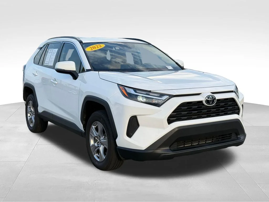 Used 2022 White Toyota XLE image 31