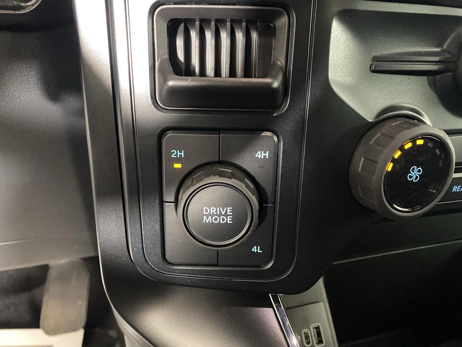 Used 2025 Oxford White Ford STX image 13