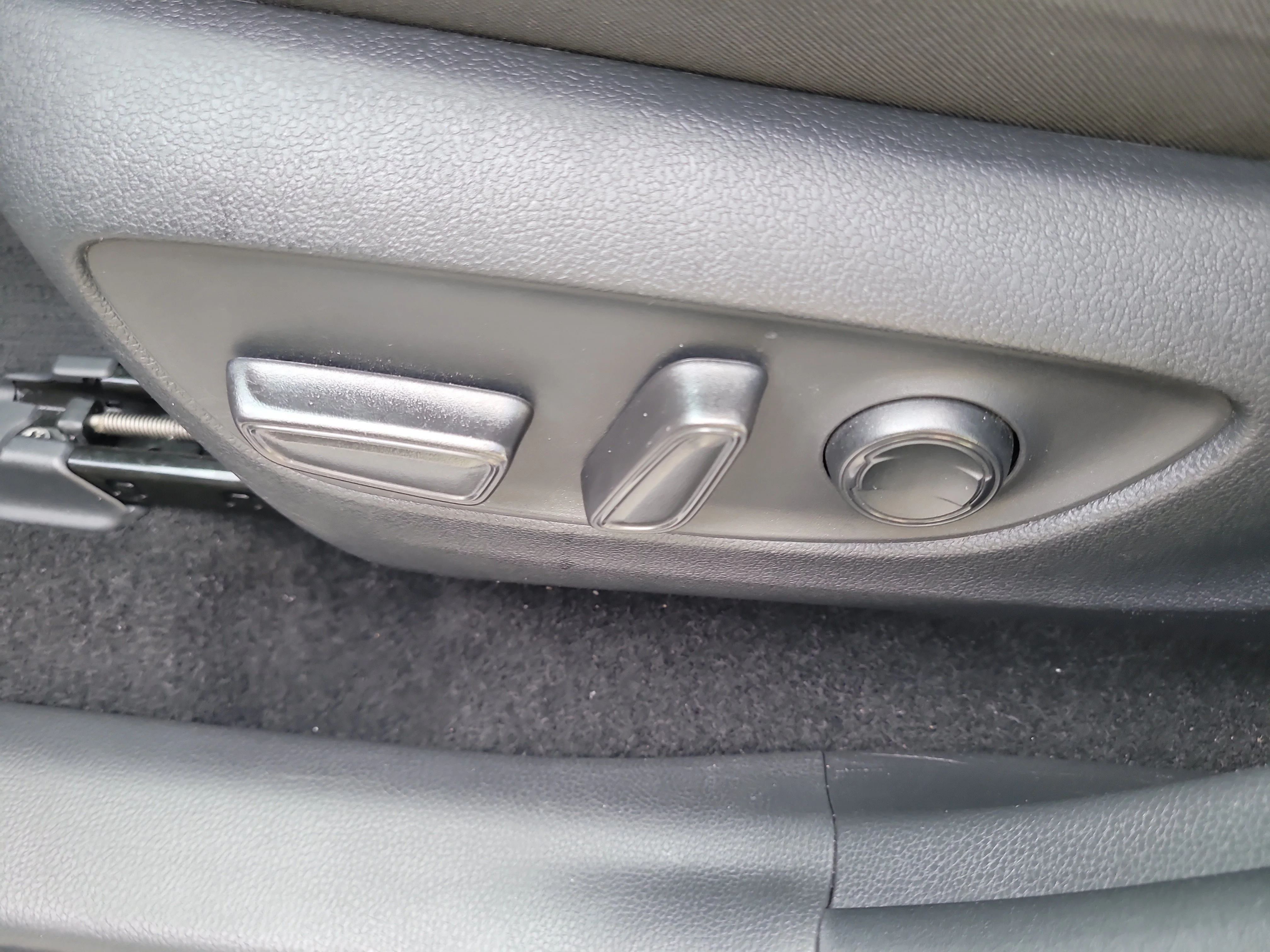 Certified Used 2025 Ice Toyota Hybrid XLE image 21
