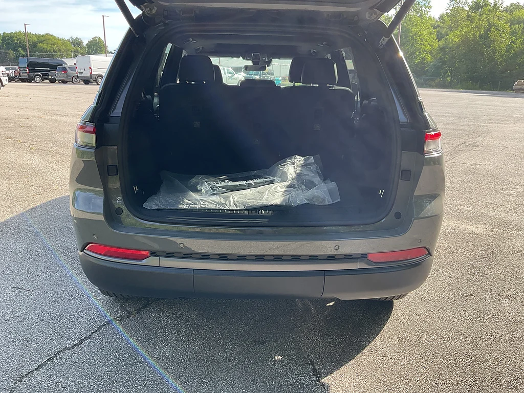 New 2027 Sting-Gray Clearcoat Jeep Laredo Altitude image 14