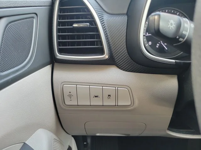Used 2021 White Hyundai SE image 26
