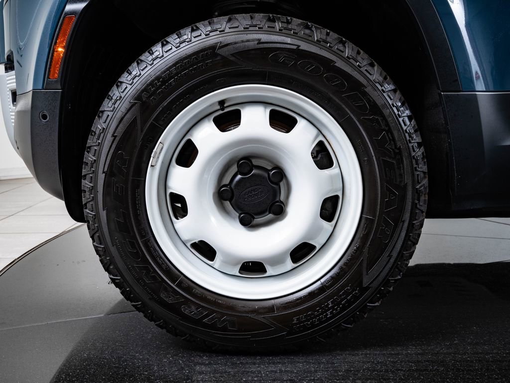Used 2023 Tasman Blue Metallic Land Rover S image 13