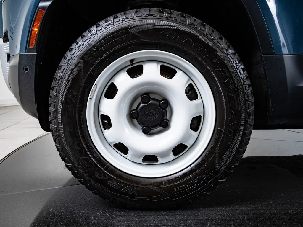 Used 2023 Tasman Blue Metallic Land Rover S image 13