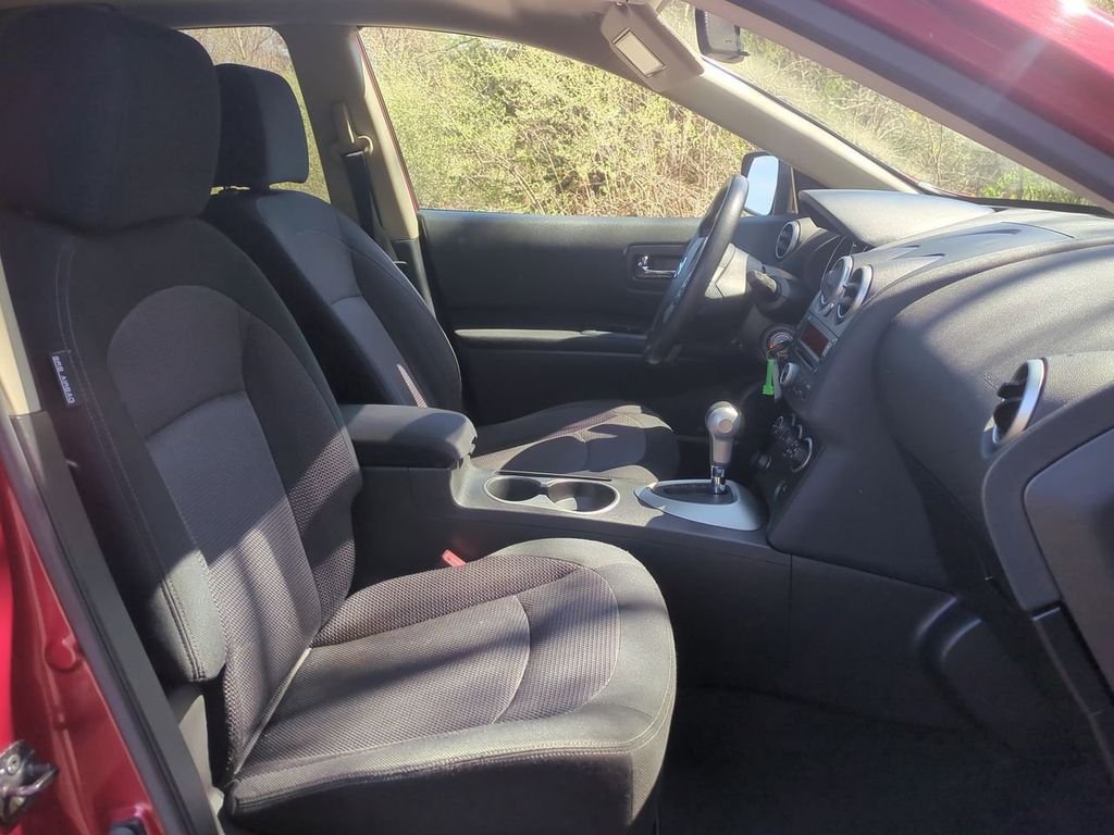 Used 2010 Red Nissan SL image 25