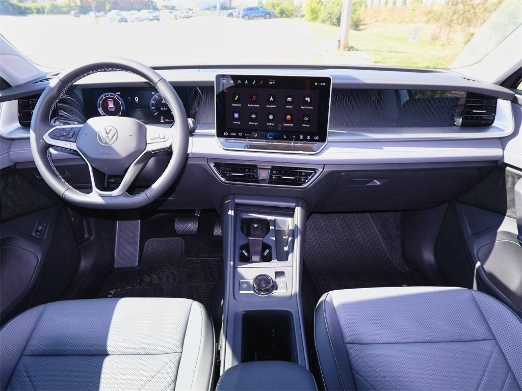 2025 Volkswagen Tiguan SE - Photo 16