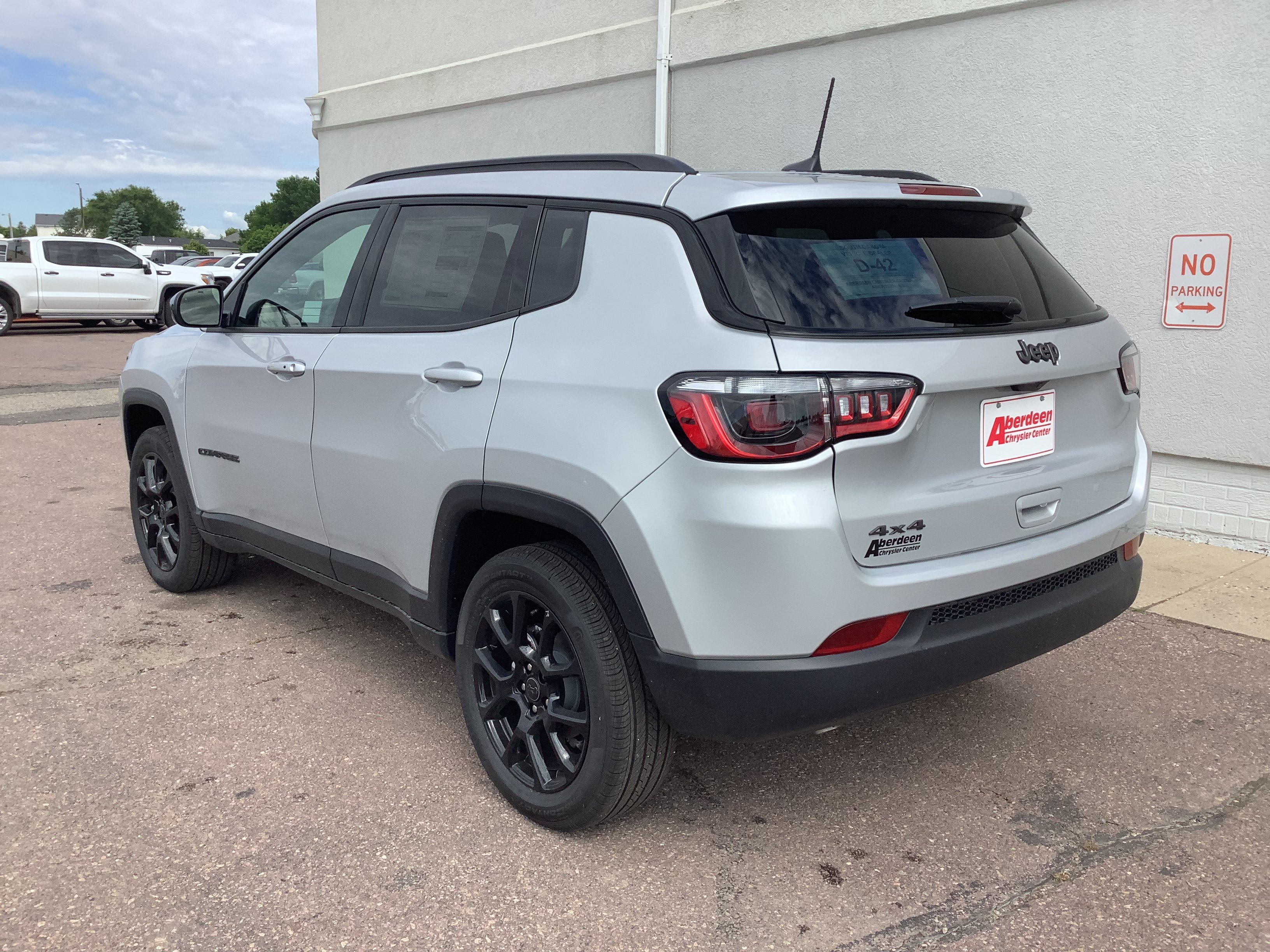 New 2026 Silver Zynith Metallic Clear-Coat Exterior Paint Jeep Latitude image 7