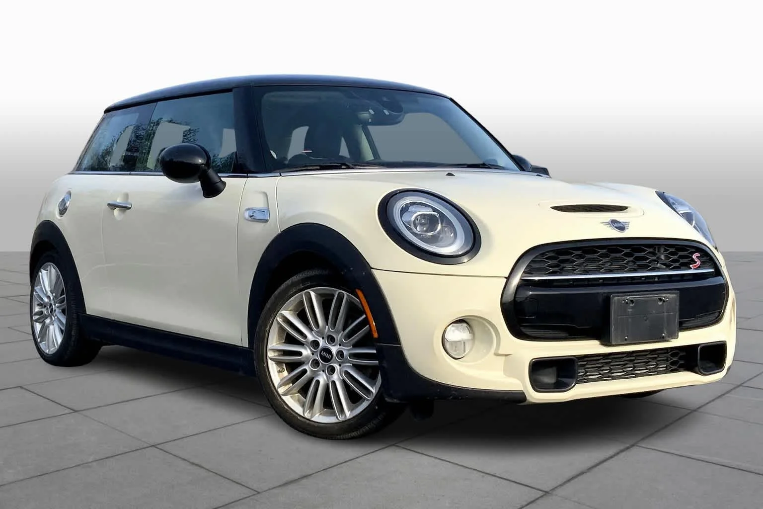 Used 2019 Pepper White MINI Cooper S image 2