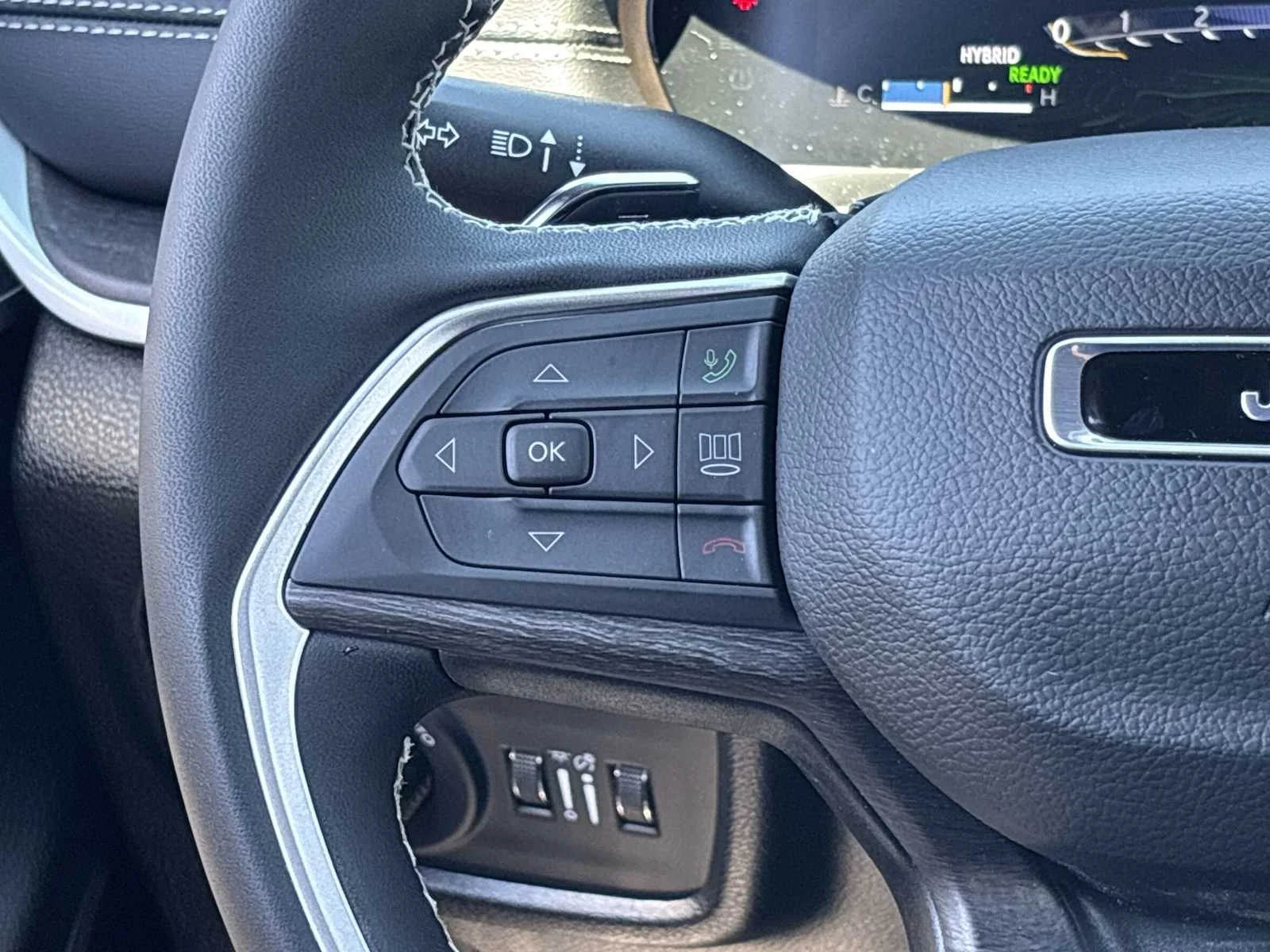 Used 2025 Diamond Black Crystal Pearlcoat Jeep  image 29